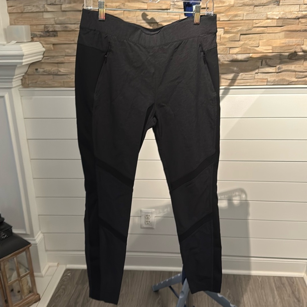 Kuhl Women’s hiking pants size medium.